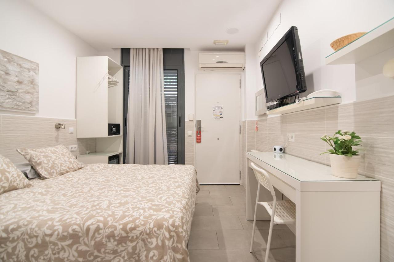 โฮสทอล เฮาส์ Hotel บาร์เซโลนา ภายนอก รูปภาพ