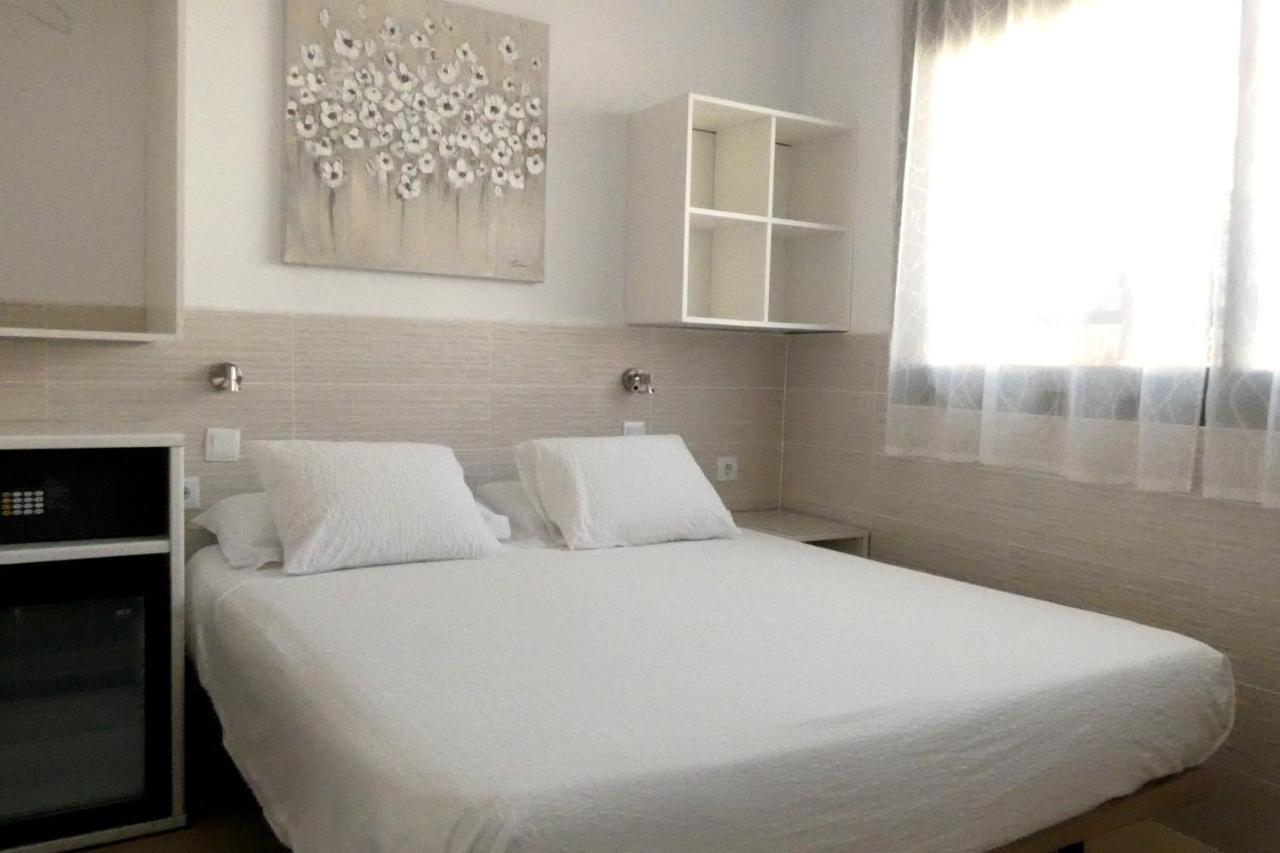 โฮสทอล เฮาส์ Hotel บาร์เซโลนา ภายนอก รูปภาพ